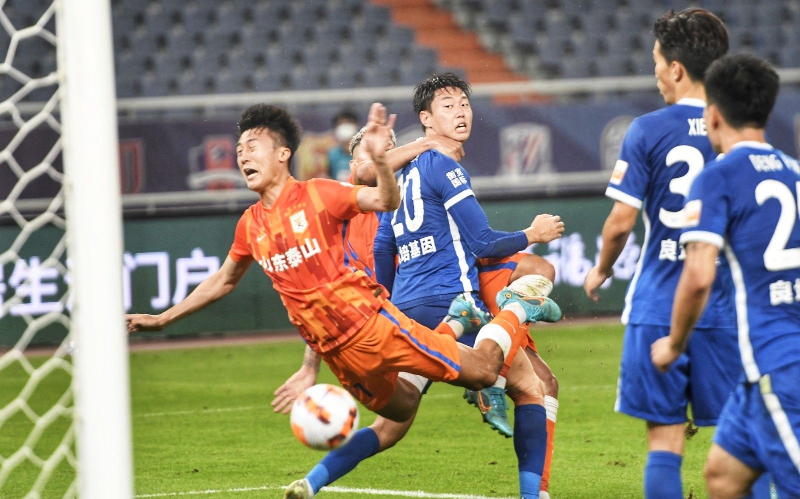 因排名垫底多名球员家人遭死亡威胁，佛罗伦萨官方表示谴责