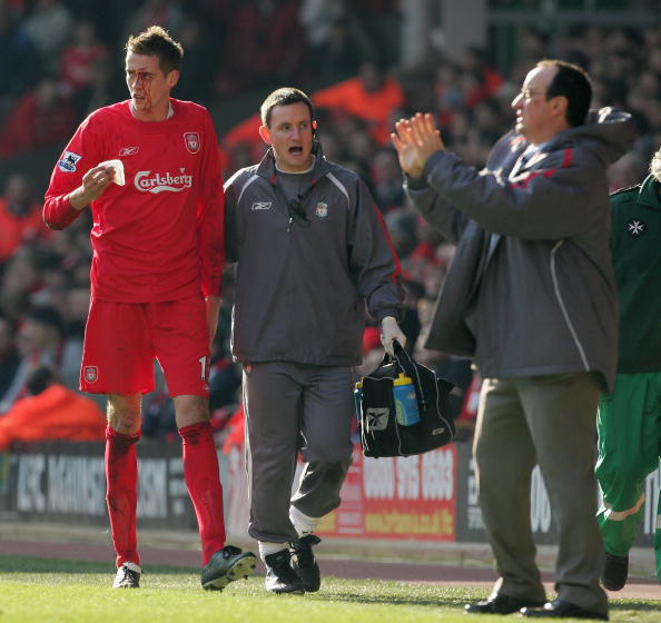 斯卡洛尼戴白手套递交世界杯，因凡蒂诺为仪式错误公开道歉（斯卡洛尼戴白手套交接大力神杯，因凡蒂诺为礼仪失误公开致歉）