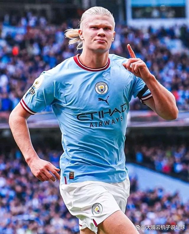 教练表情太真实笑喷球迷（教练表情太到位，球迷笑翻天）