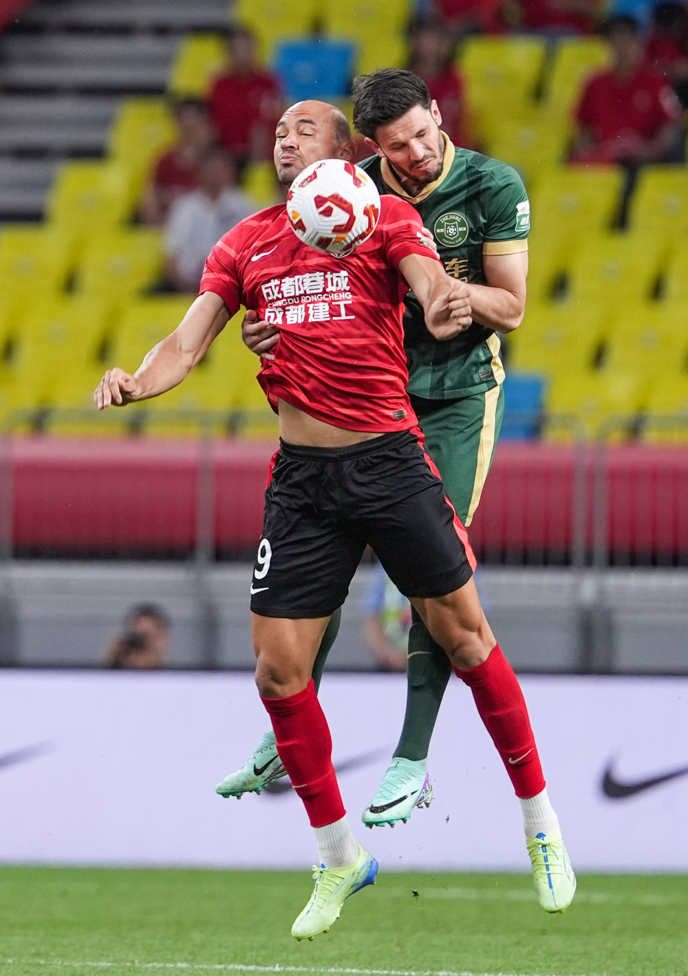 伊涅斯塔：中场球员当教练更能掌控全局，小法现在做得非常好（伊涅斯塔：中场出身更会统筹全局，小法执教表现出色）