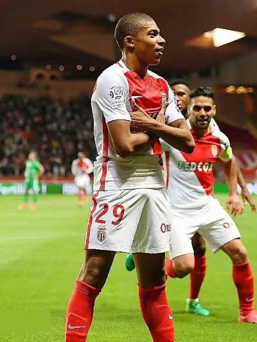 很抢手！每日邮报：冬窗有12家俱乐部希望签下梅努（炙手可热！每日邮报：冬窗12队竞抢梅努）