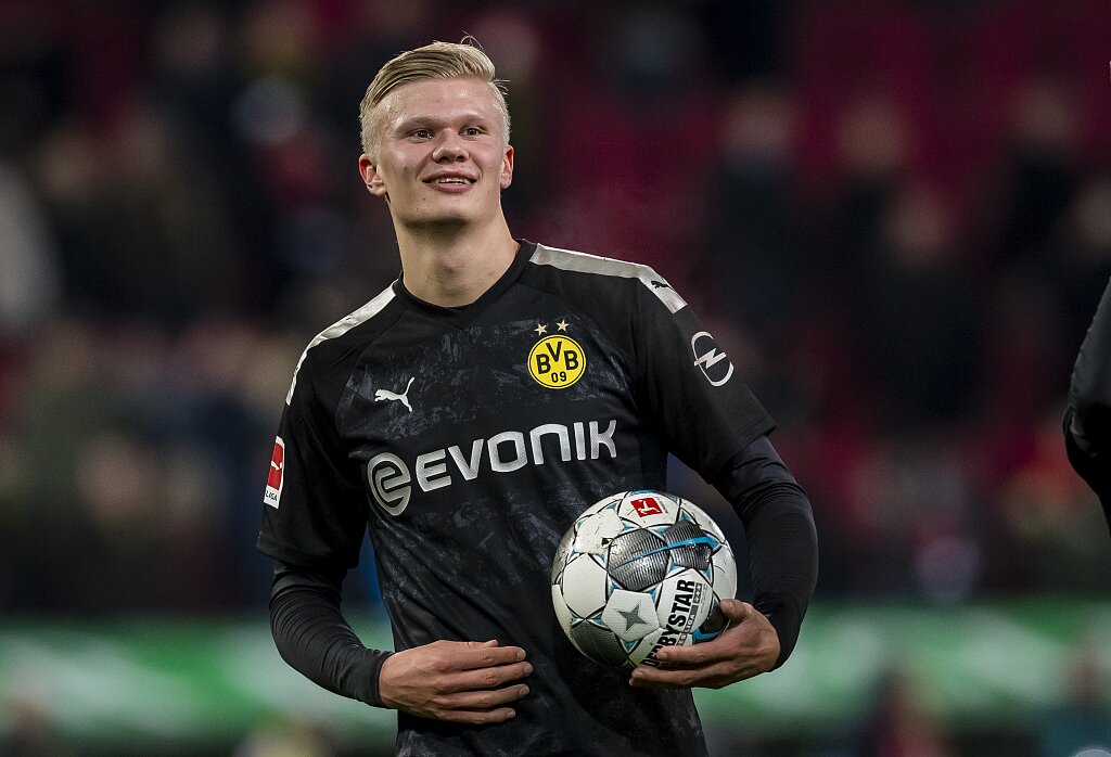 记者：格纳布里接近与拜仁续约两年，税前年薪最高1500-1600万（记者：格纳布里有望与拜仁续约2年，税前年薪上限1500万-1600万）