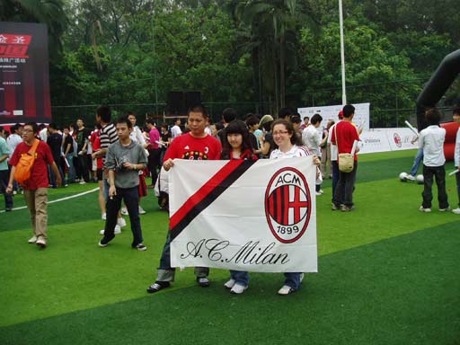 曼联加快与皇马球星的谈判，力图签下这位状态火热的球星。（曼联加速与皇马球星谈判，力争签下这位状态正佳的球星）