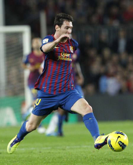 记者：梅西到诺坎普后请求工作人员入场许可，巴萨欣然同意（记者称梅西抵达诺坎普先向工作人员申请入场，巴萨爽快放行）