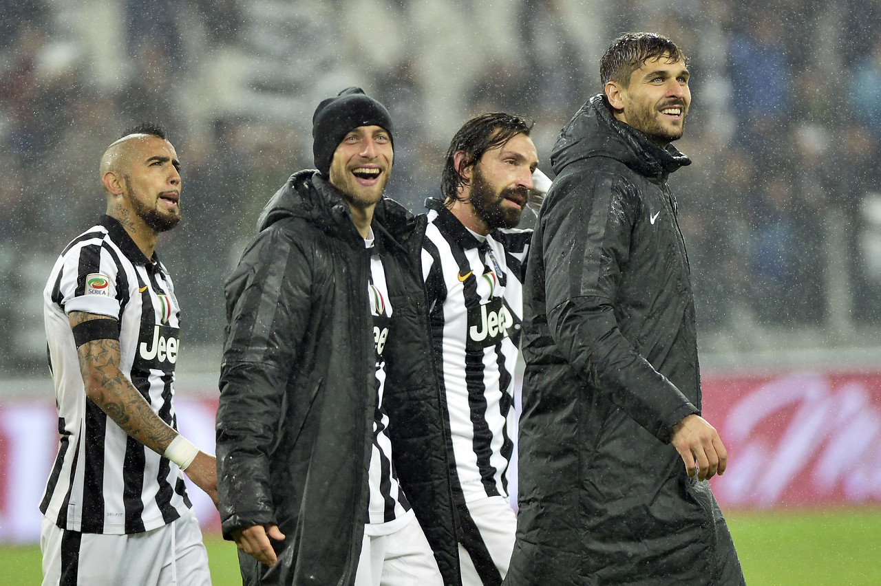 32岁津门虎王牌队长正式转会上港，亚冠首轮亮相柔佛引关注（32岁津门虎王牌队长官宣加盟上港，亚冠首战对阵柔佛备受关注）