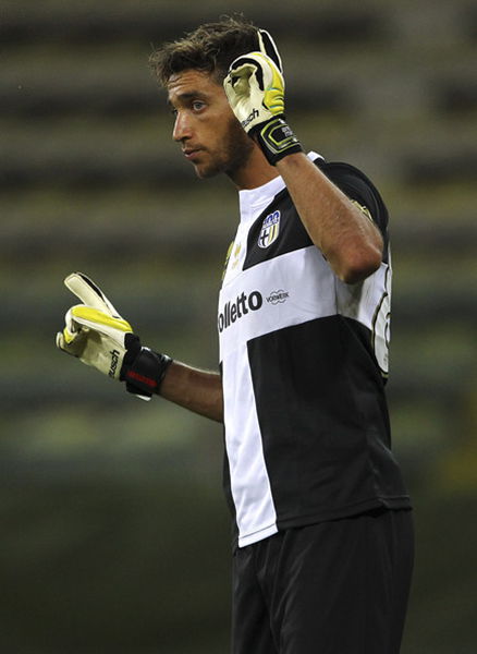 欧文突破防守造成杀伤，制造罚球（欧文强突造犯规，站上罚球线）