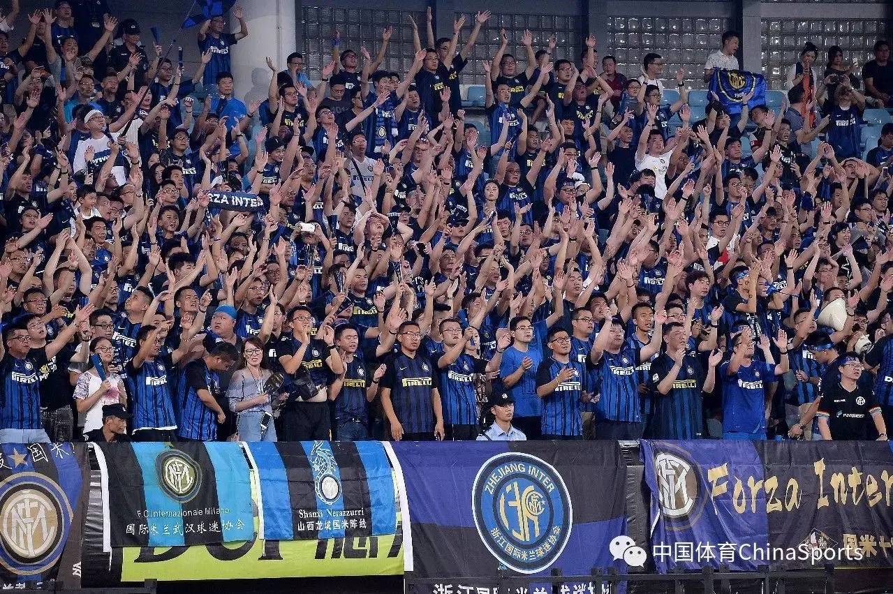 德媒：由于手指受伤，诺伊尔近两场都佩戴特制的四指手套参赛（德媒：手指伤势影响，诺伊尔连续两场戴特制四指手套出战）