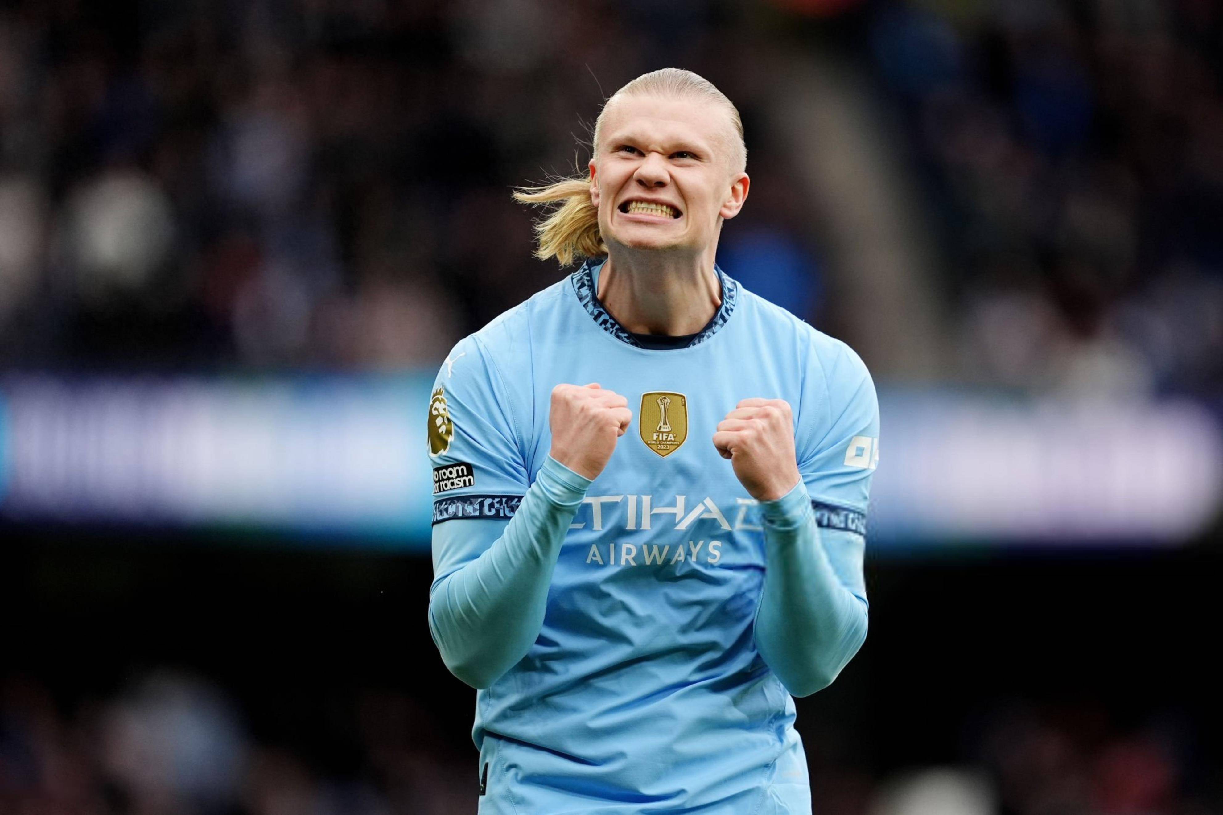 太阳报：麦克托米奈领意甲最佳球员奖，被女友透视着装抢风头（太阳报：麦克托米奈荣膺意甲最佳，女友透视造型抢尽风头）