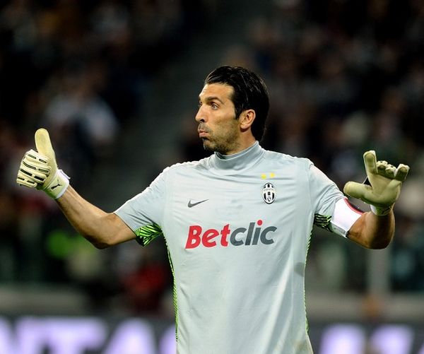 塞萨尔：齐沃为什么要换下博尼和泽林斯基？他俩明明表现最好（塞萨尔质疑齐沃换人：为何撤下博尼和泽林斯基？他们明明状态最佳）