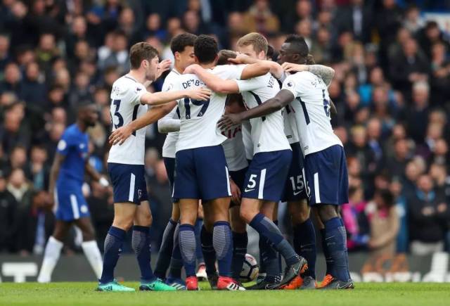 吴少聪纪念足协杯夺冠：很开心来国安第一年就能为冠军做贡献（吴少聪庆祝足协杯捧杯：加盟国安首年就能为冠军出力很开心）